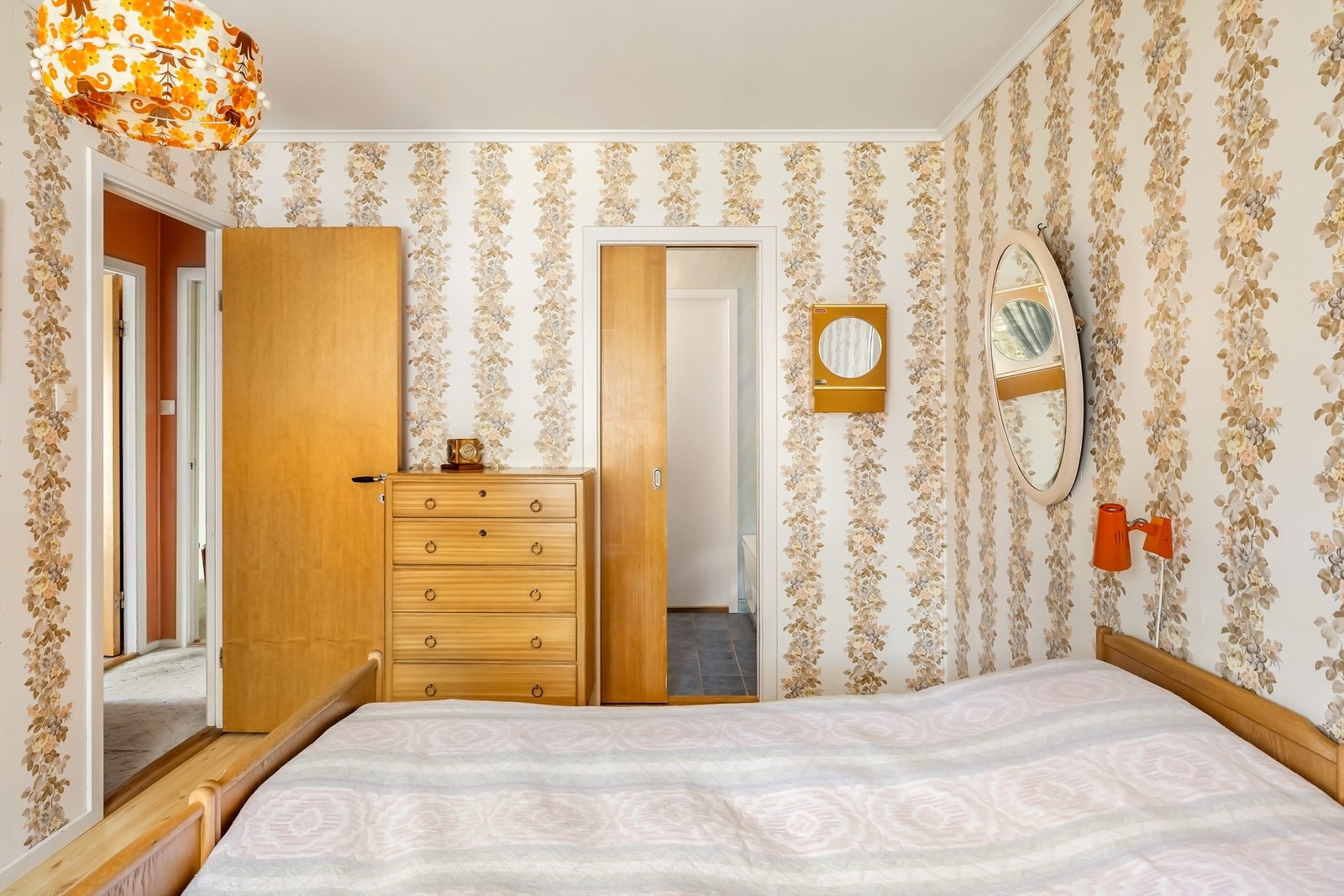 Fra soverommet i hovedetasjen er det direkte tilgang til badet via en skyvedør. Galleribilde