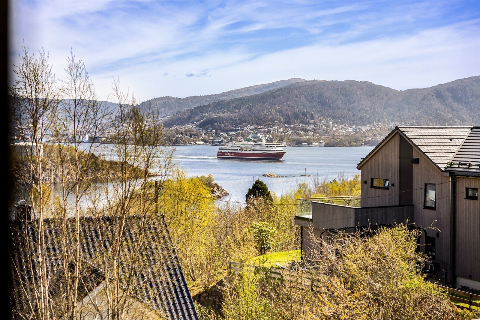 Med busstoppet Strand Florvåg kun tre minutters gange unna, er kollektivtransporten lett tilgjengelig. Galleribilde