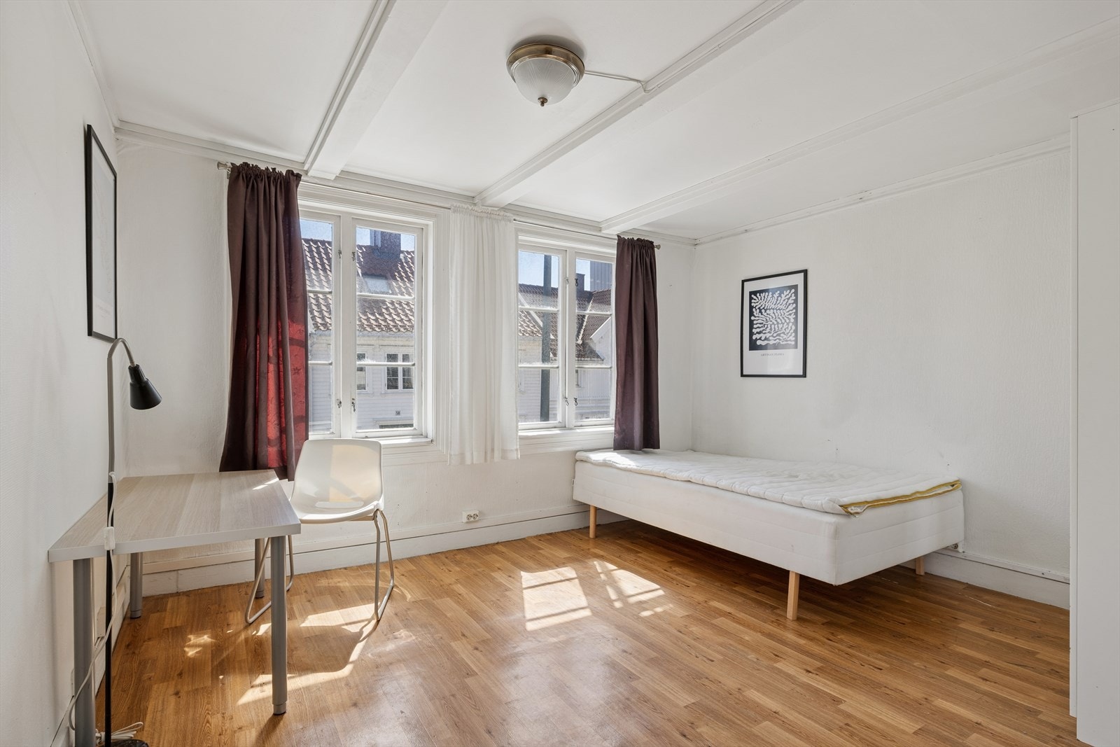 Soverom av god størrelse men med behov for modernisering - 2.etg. Galleribilde
