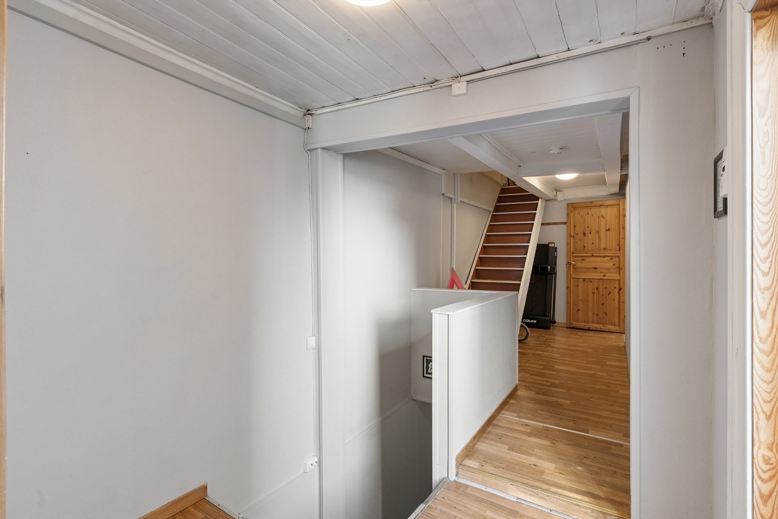 Romslig trapperom med adkomst til loftsetasjen og soverom i en ende samt kjøkken og bad i den andre enden - 2.etg. Galleribilde