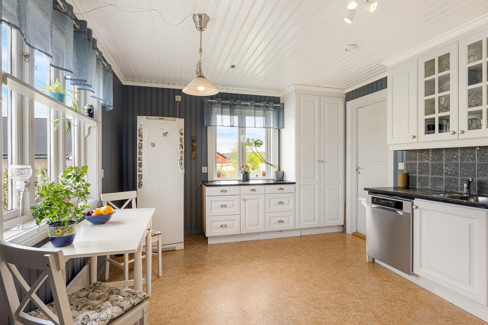 Videre er kjøkkenet utstyrt med integrert stekeovn og koketopp, samt ventilator, benkestikk og opplegg for oppvaskmaskin. Galleribilde