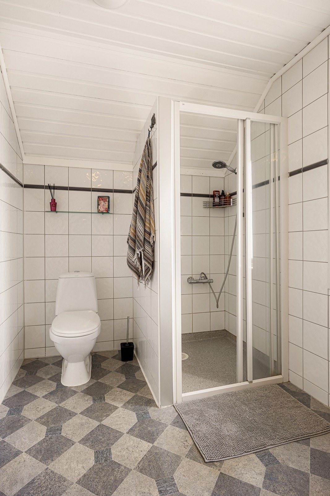 I tillegg til baderomsinnredning og boblebadekar har badet et toalett og en dusjnisje. Galleribilde
