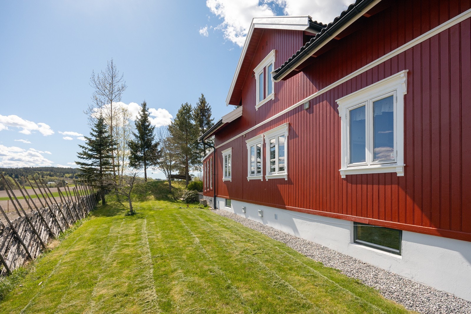 Hagen er avdelt fra øvrige området med naturlig vegetasjon og et gjerde. Gjerdet er i dårlig forfatning. Galleribilde