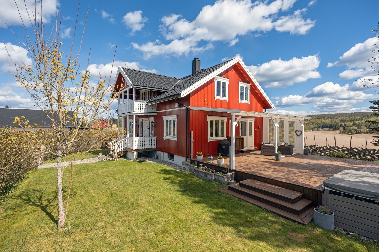 Uteområdene innbyr til avslapning og sosialt samvær. En romslig terrasse på ca. 60 kvm, oppført i 2015, er delvis overbygd og har en hyggelig utforming med spaltegulv i tre. Jacuzzien er defekt og ikke i bruk. Galleribilde