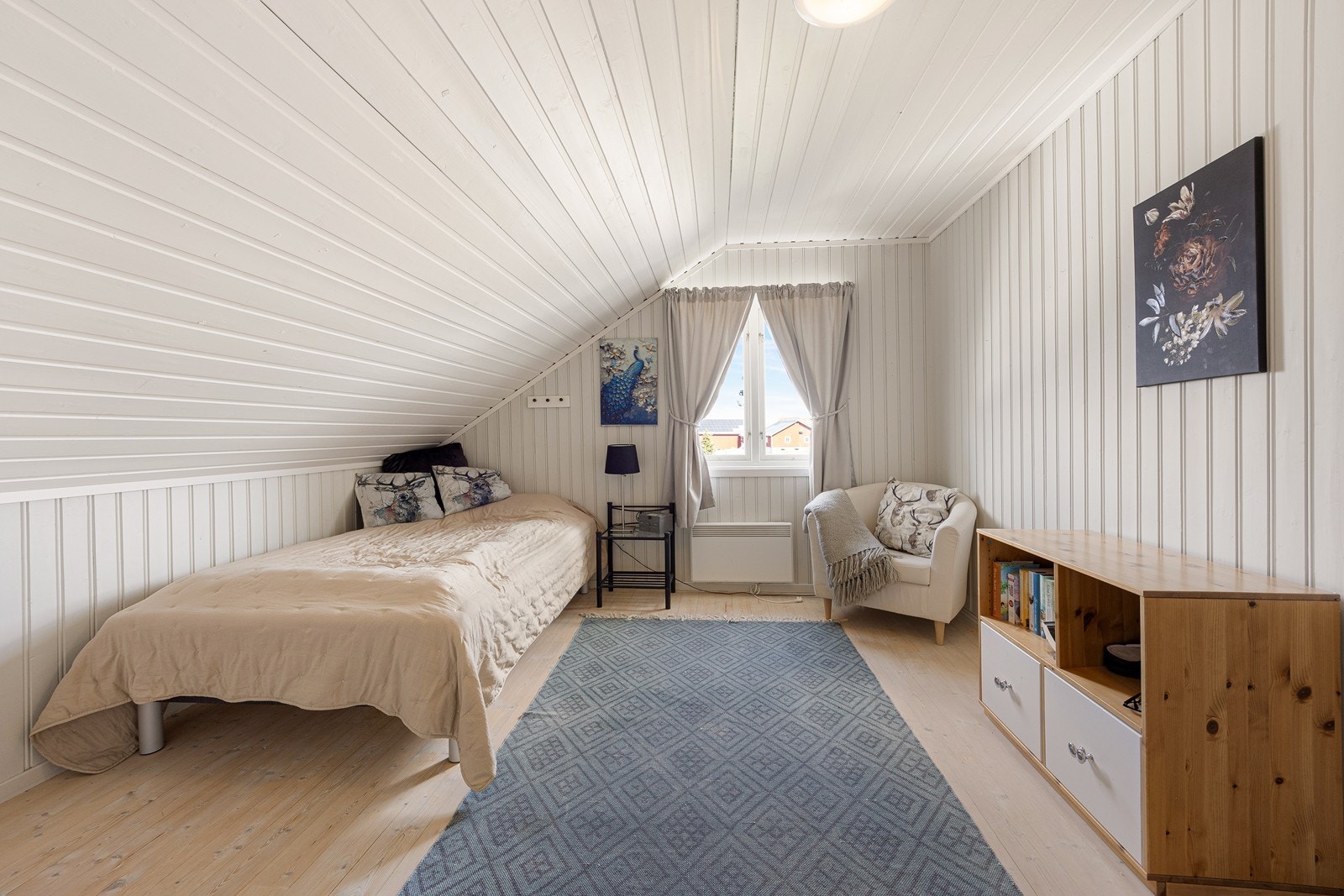Soverommene har sjarmerende skråtak og god plass til både seng og annen innredning. Galleribilde
