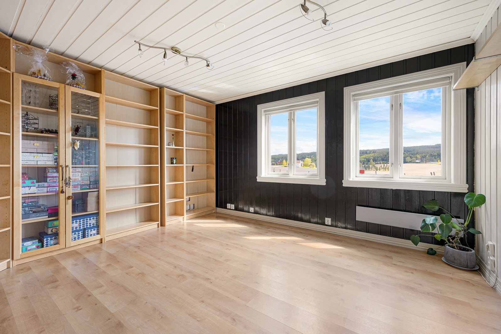 Det store kontoret har to store vinduer som gir nydelig utsikt og flott lysinnfall. Rommet har flere bruksmuligheter. Kanskje du har behov for et hobbyrom eller en systue? Galleribilde