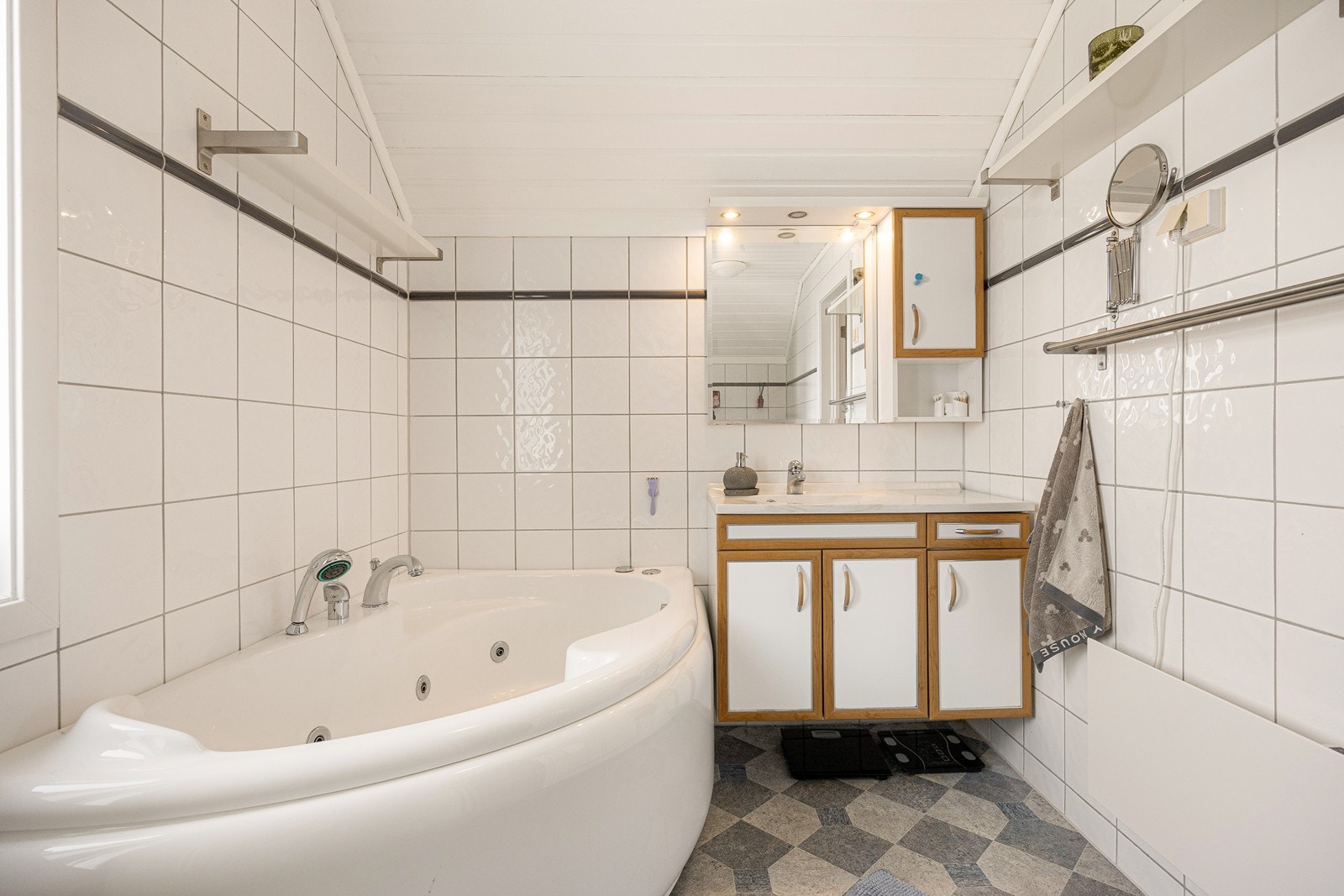 Badet ligger ved soverommene i andre etasje, og fremstår som velholdt og pent. Galleribilde