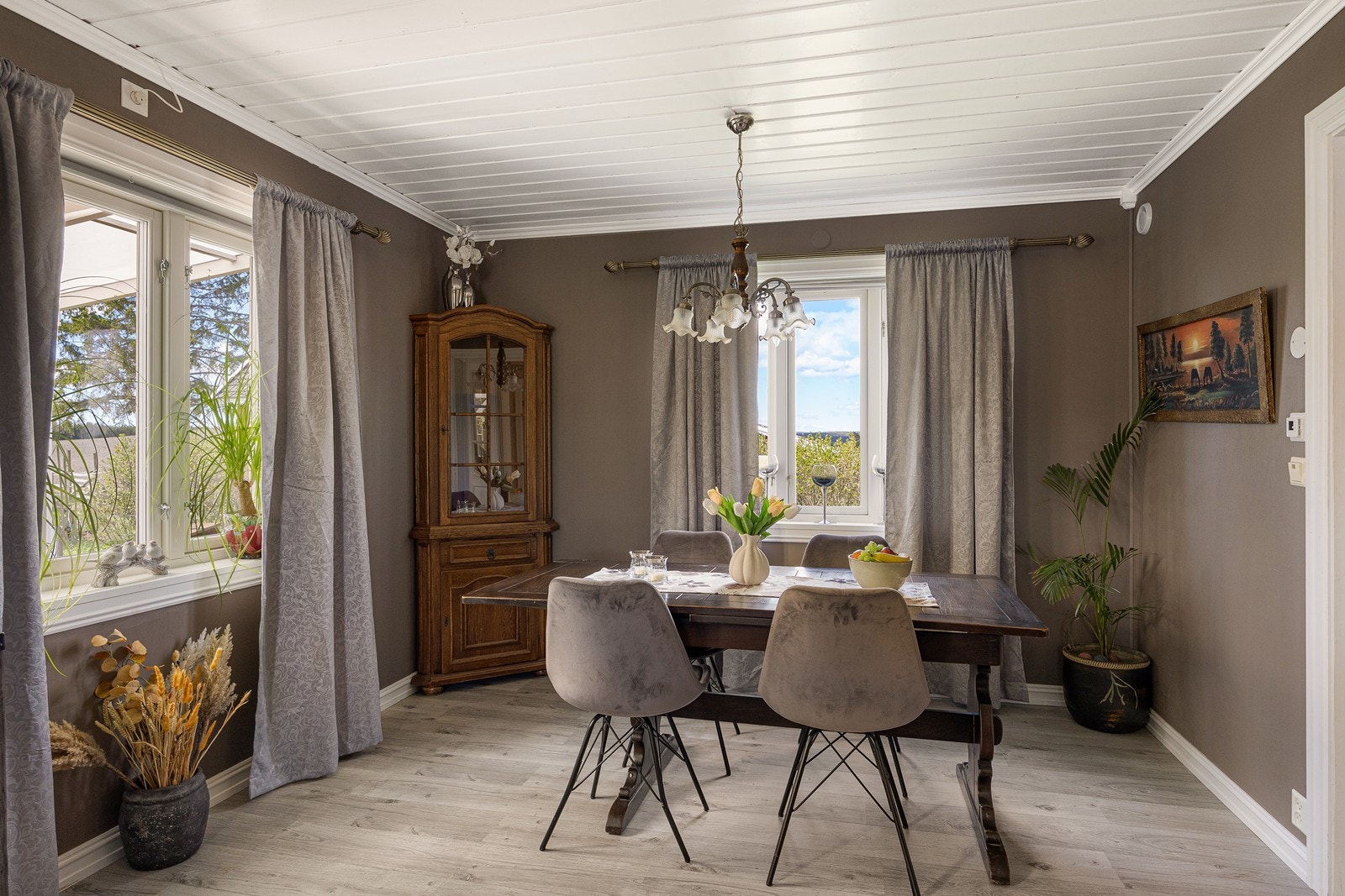 Stuen oppleves som lun og innbydende, og den vinklede planløsningen gir fine, definerte soner for møblering. Galleribilde