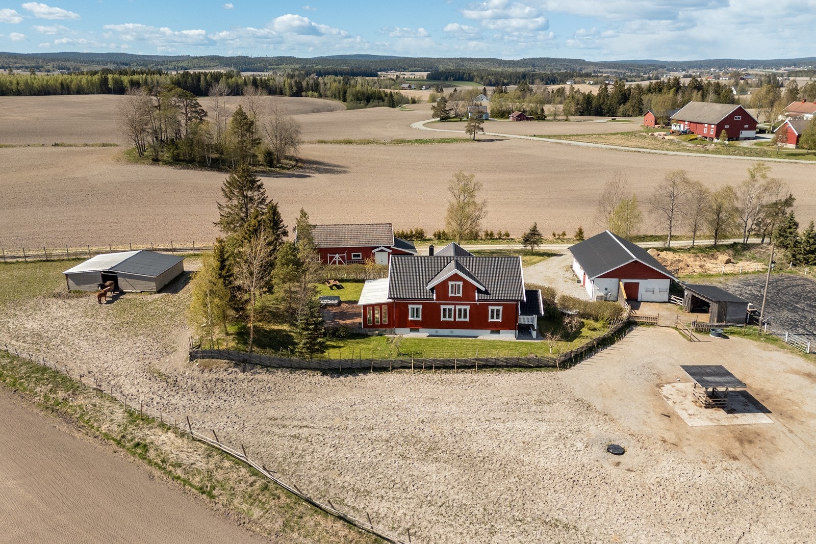 Eiendommen legger virkelig legger til rette for det gode liv på landet, med gode fasiliteter for hestehold og rikelig med boltreplass både for både to- og firbeinte. Galleribilde