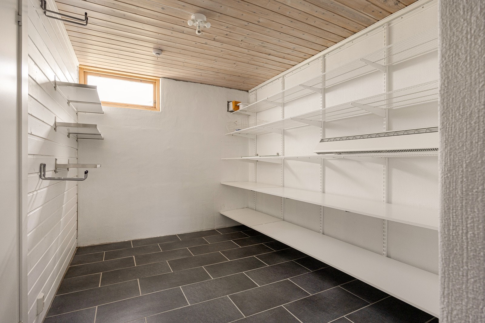 Bildet viser et av bodrommene i kjelleren. Galleribilde