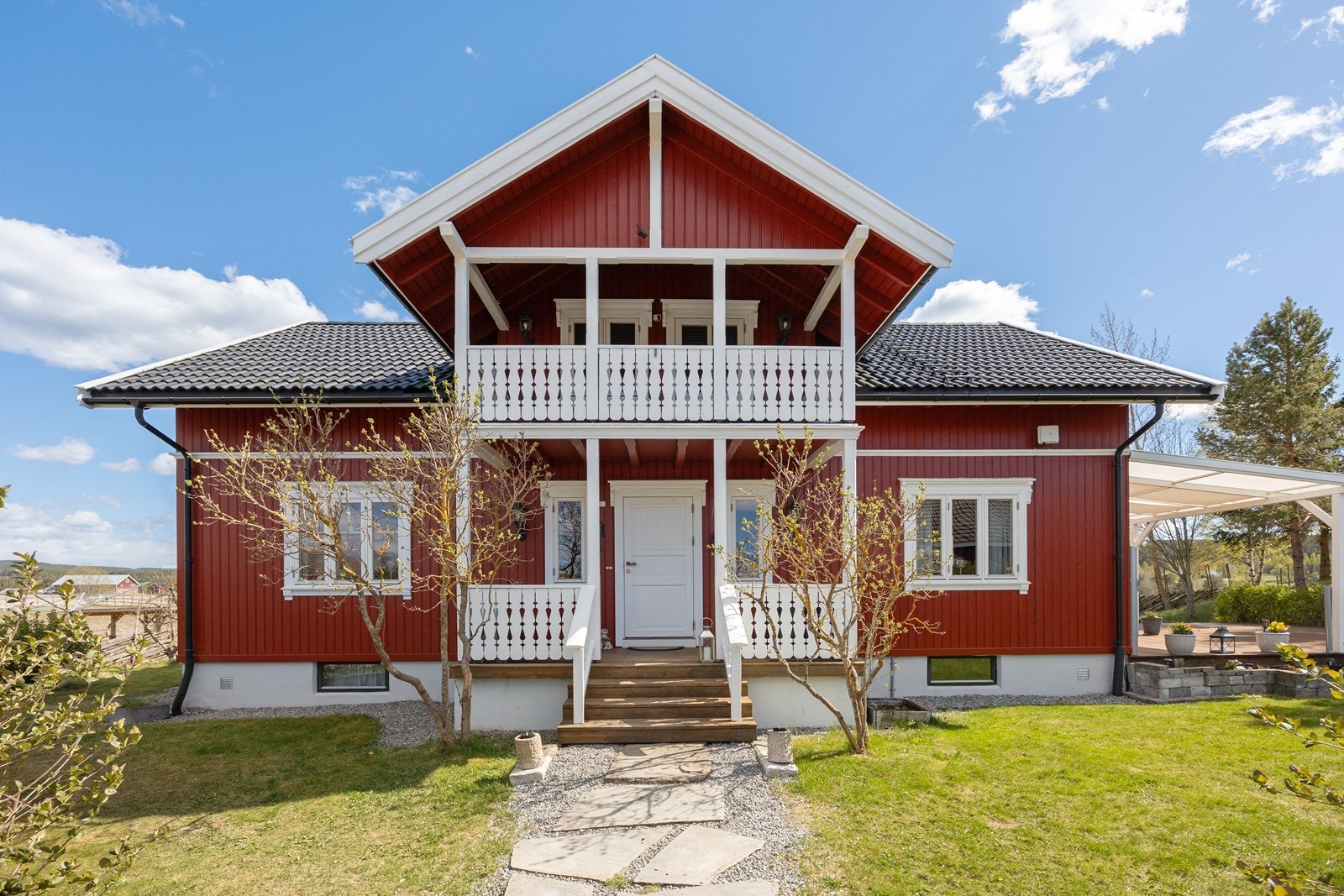 Boligen er godt vedlikeholdt og har en familievennlig planløsning med tidsriktige farge- og materialvalg. Inngangspartiet er overbygd, har skiferlagt adkomst, lun velkomstterrasse og klassisk utebelysning. Galleribilde