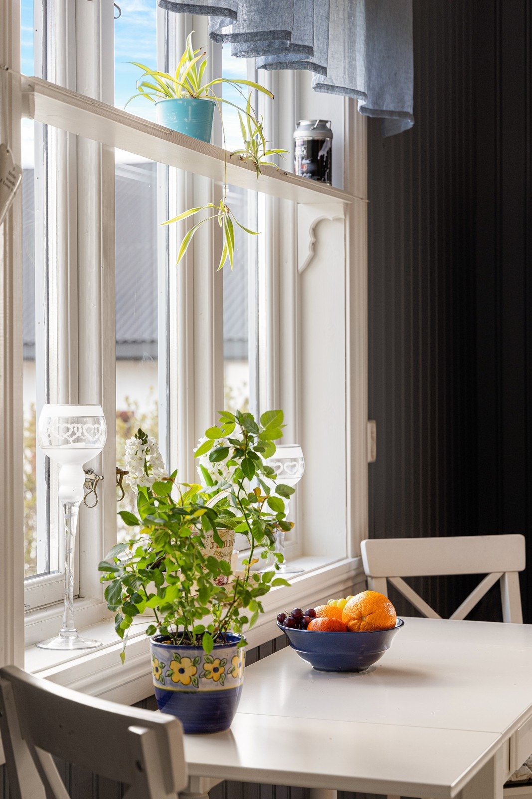 Fra spiseplassen har du utsikt over gårdsplassen. Galleribilde