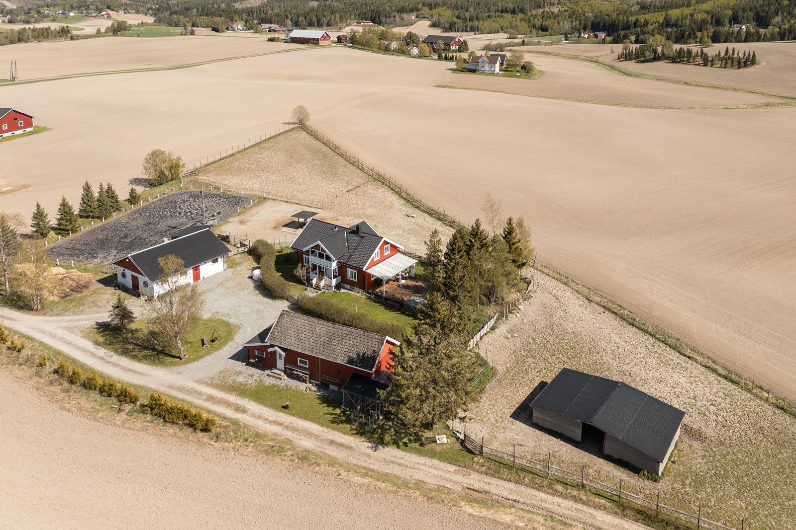På eiendommen er det et frittstående utegangshus for hest på ca. 77 kvm (oppført i 2013), som gir fleksible løsninger for dyreholdet året rundt. Utegangshuset sees nederst i høyre hjørne av bildet. Galleribilde