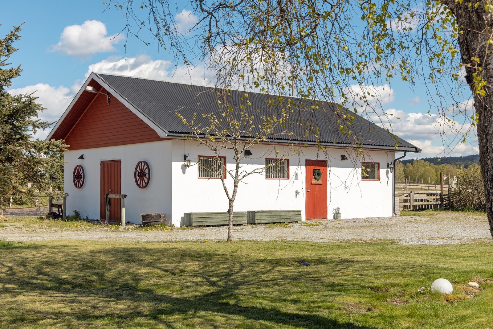 For deg med hesteinteresse er dette en eiendom som virkelig skiller seg ut. Eiendommen har en frittstående stall på ca. 88 kvm. Galleribilde
