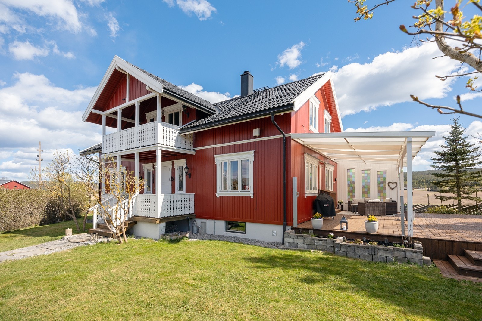 Området er bebygget med eneboliger på store tomter og landbrukseiendommer. Beliggenheten gir tilgang til store skogsområder og en rekke vann med gode turmuligheter året igjennom. Galleribilde