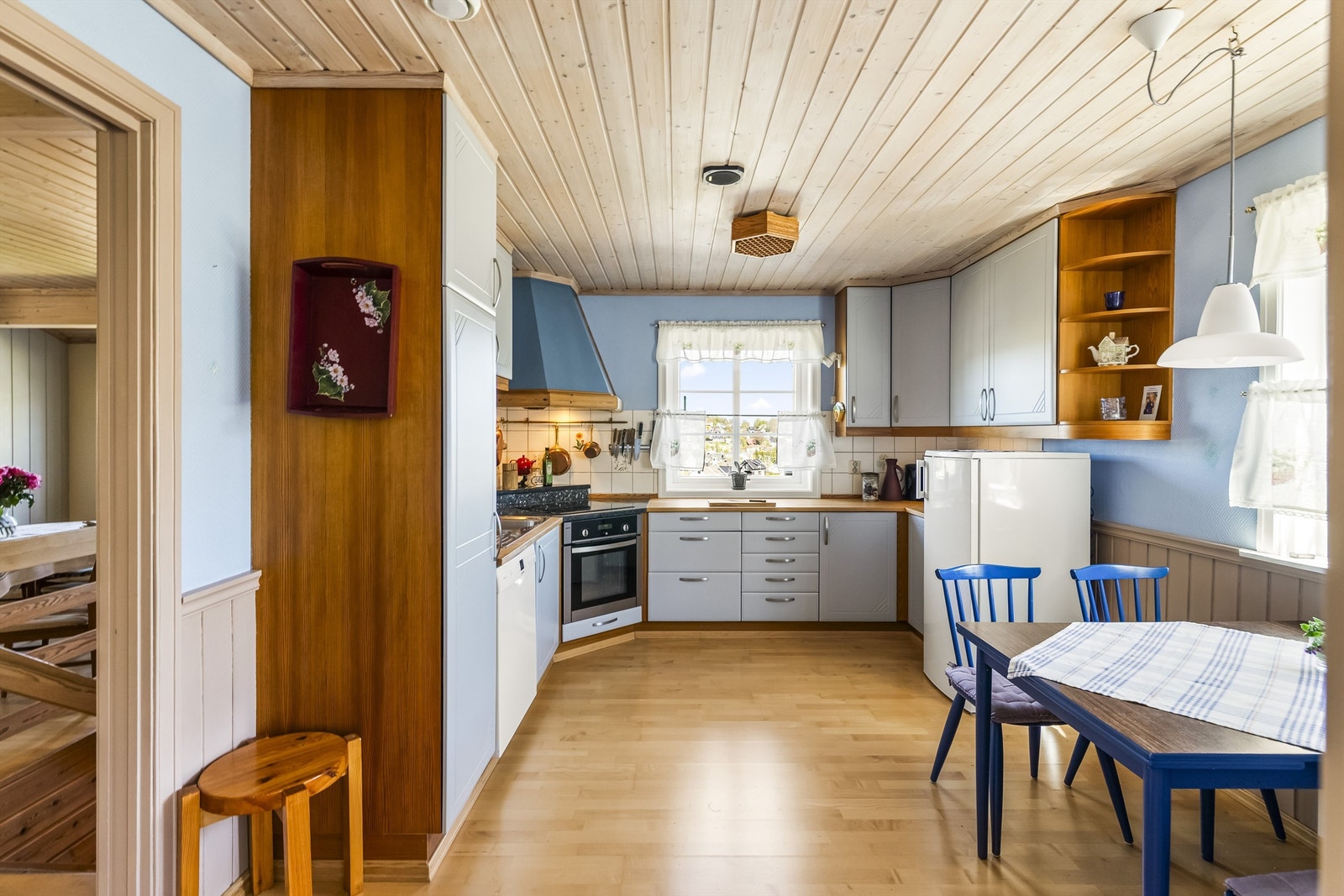 Kjøkkenet i andre etasje har en solid benkeplate i heltre og profilerte fronter som ble byttet i 2013. Galleribilde