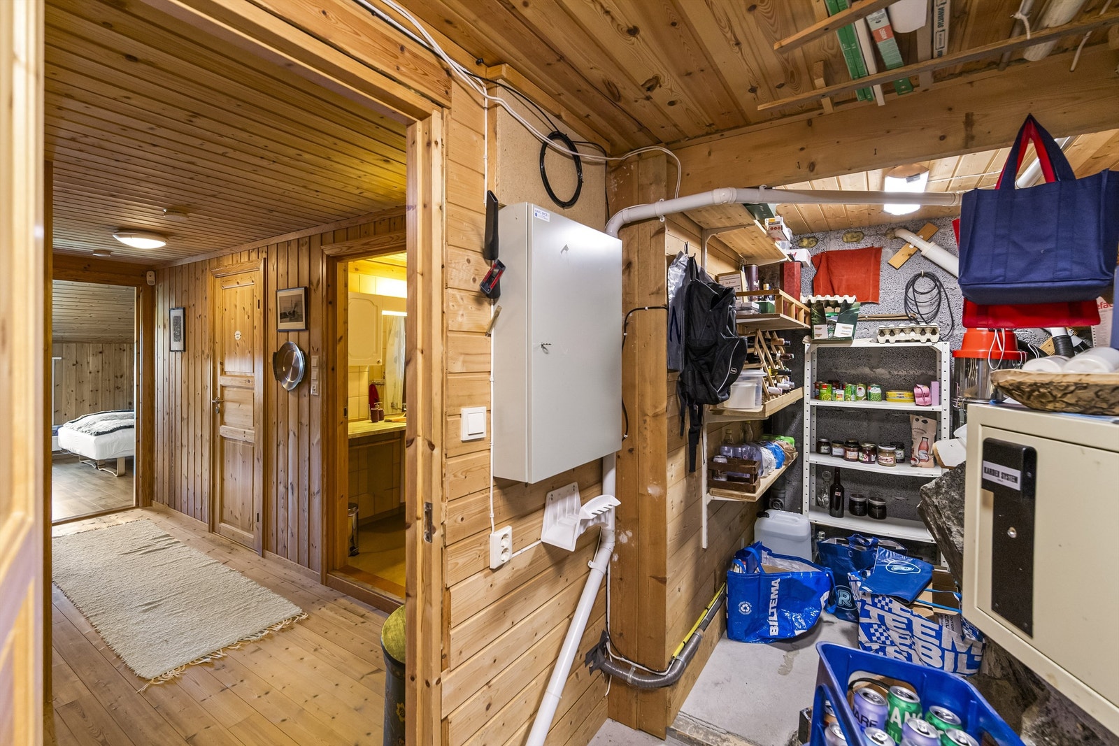 En av boligens boder, som gir rikelig med lagringsmuligheter. Galleribilde