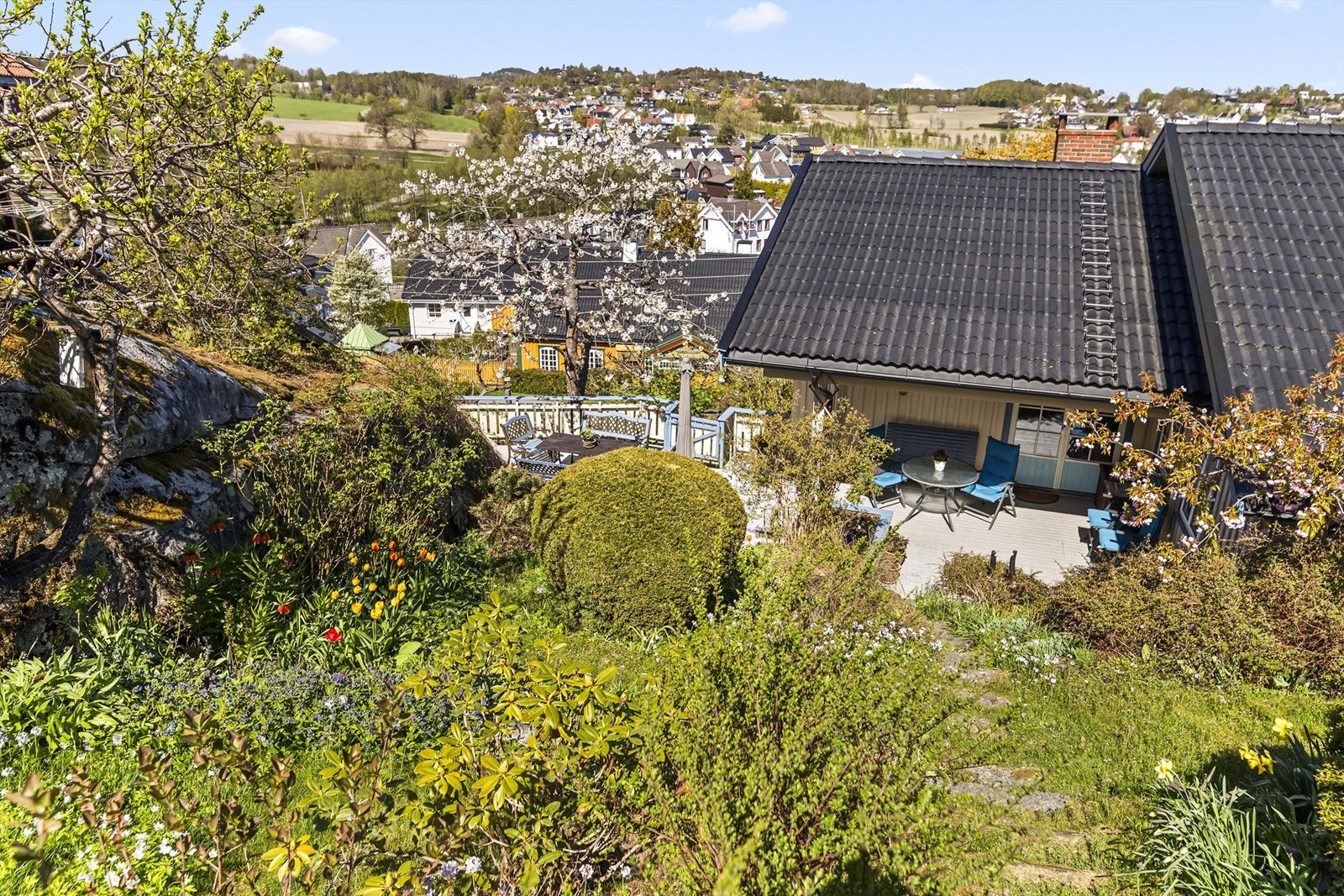Fra den høytliggende tomten er det utsikt over nærområdet. Galleribilde