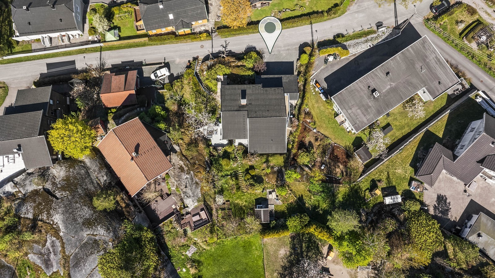 Eiendommen ligger sentralt til ved Øvre Gokstad i Sandefjord, i et rolig og barnevennlig nabolag. Galleribilde
