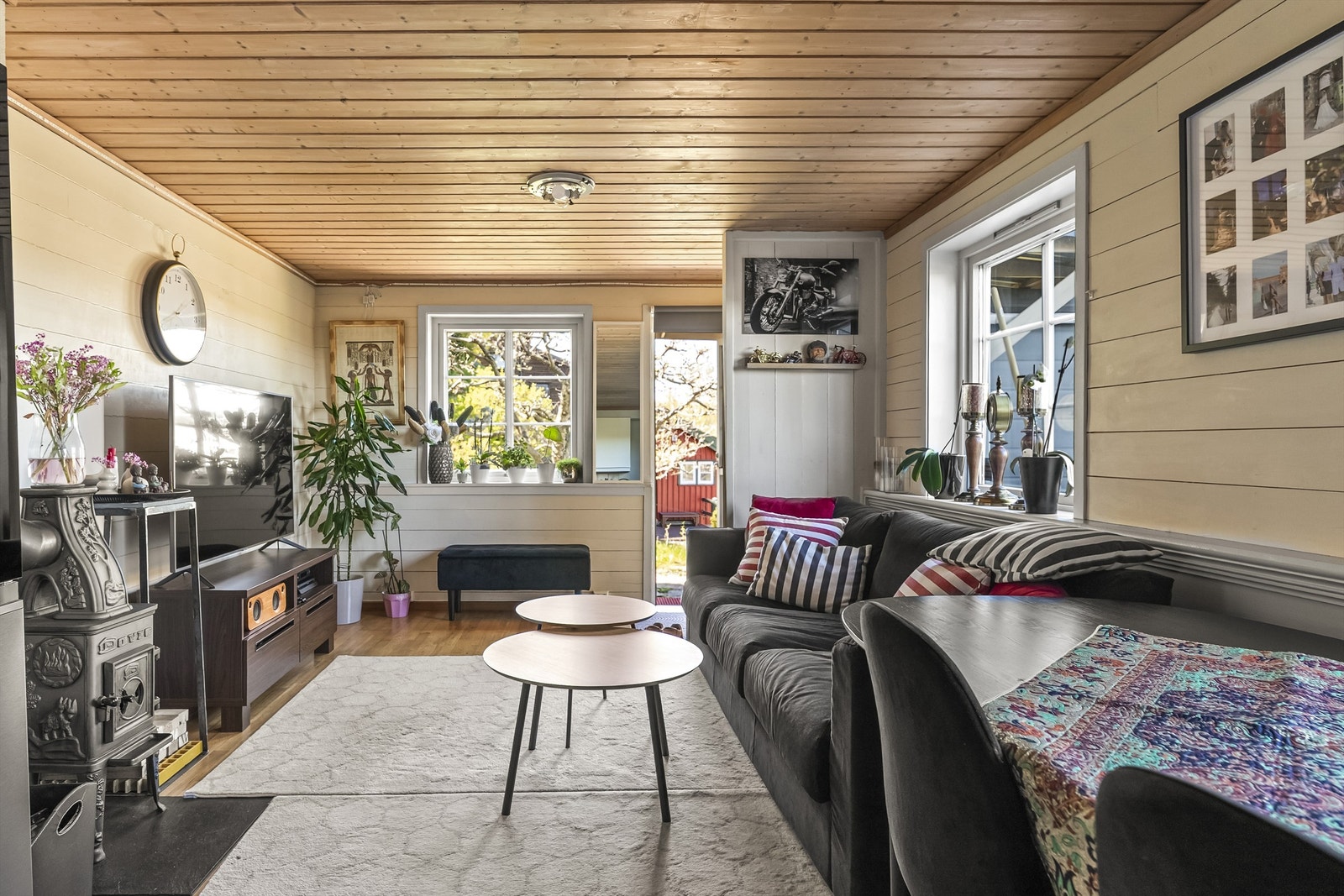 Leiligheten er lys og arealeffektiv, med panel på vegger og i tak. Galleribilde