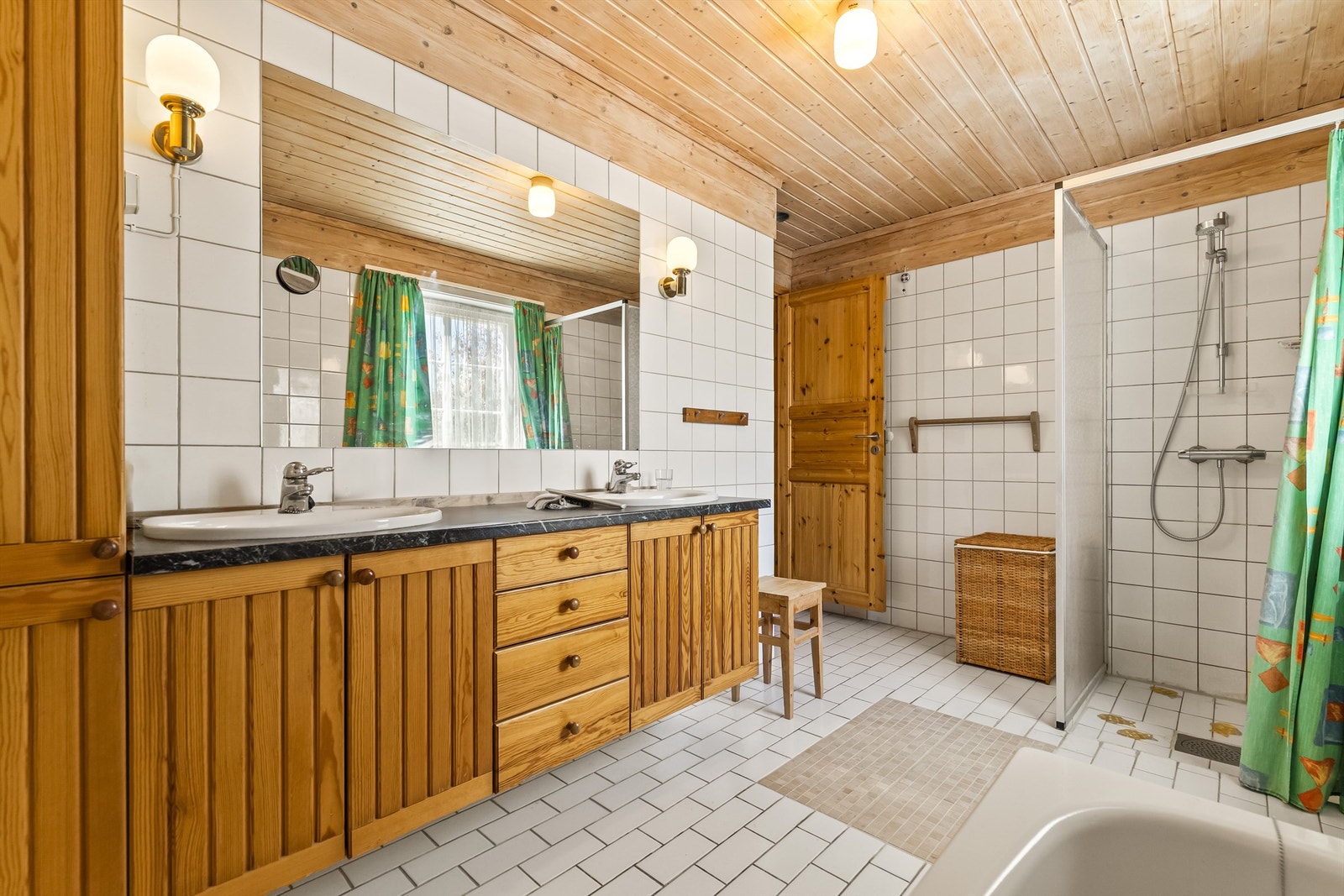 Hovedbadet i andre etasje er flislagt og har gulvvarme. Innredningen har to servanter, perfekt for en travel morgen. Galleribilde