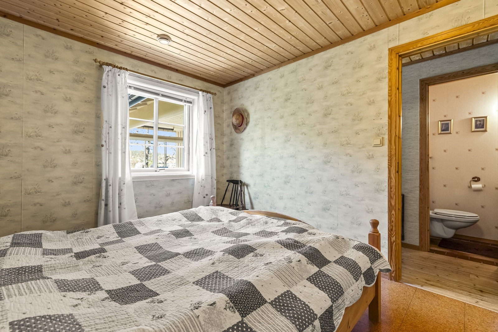 Rommet har plass til dobbeltseng og nattbord. Galleribilde