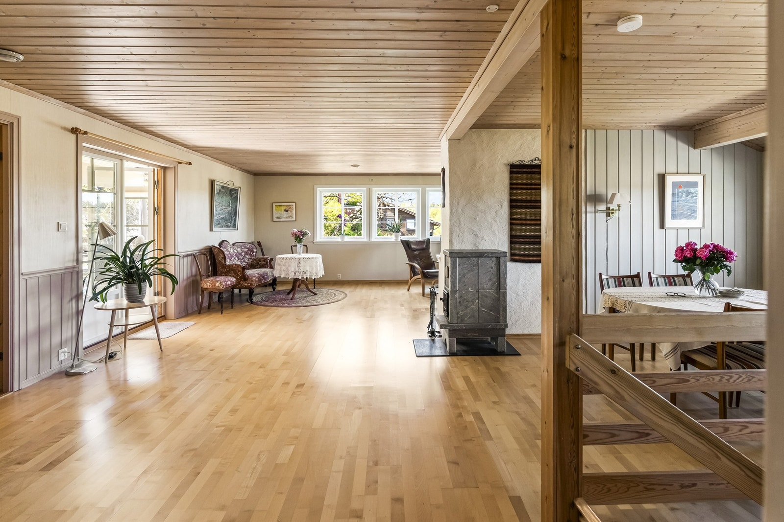 Velkommen opp til andre etasje, boligens hovedplan med store, åpne oppholdsrom og 3-stavs parkett på gulvet. Galleribilde