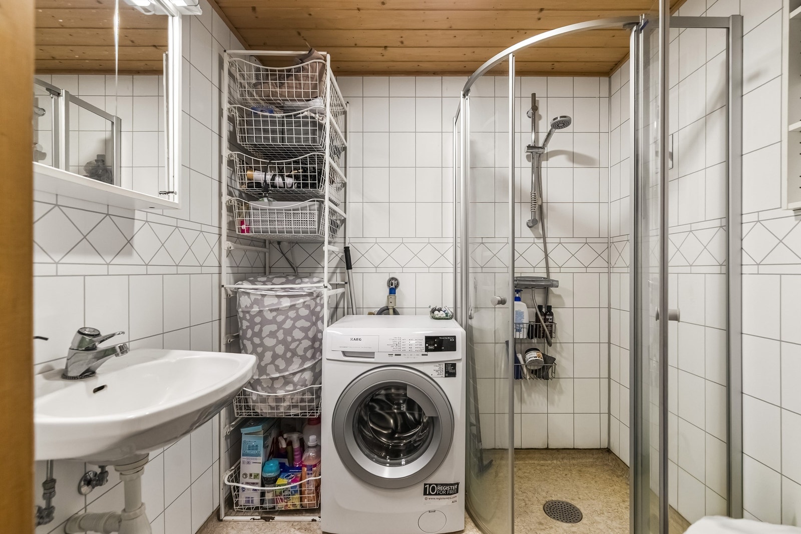 Badet i leiligheten er fra 2010 og har gulvvarme, dusj med innfellbare glassdører og vegghengt toalett. Galleribilde