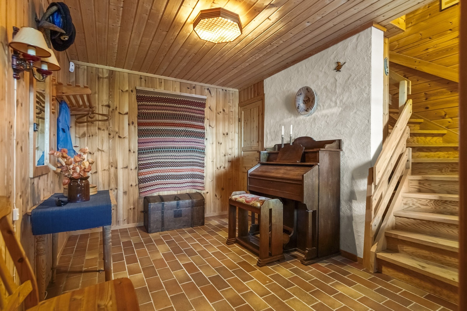 Fra entreen fører trappen opp til boligens øvrige etasjer. Panel på vegger og i himling gir en lun velkomst. Galleribilde
