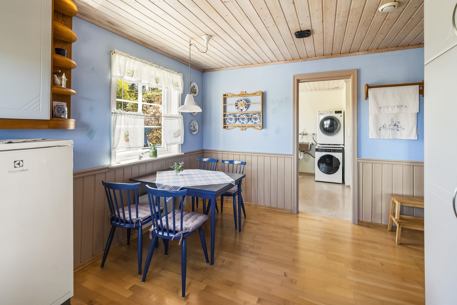 Kjøkkenet har god plass til en eget spisebord for frokosten, og har adkomst til vaskerommet. Galleribilde