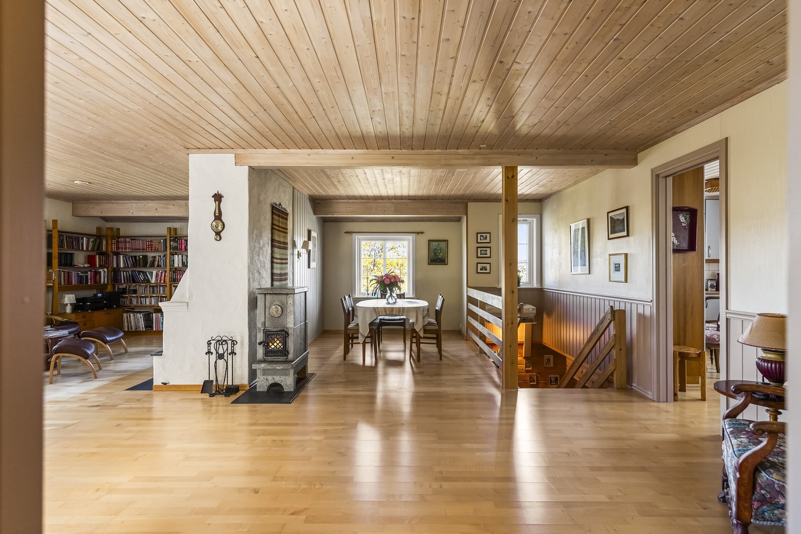 Etasjen har en åpen og luftig planløsning med flere soner for sittegrupper og spisestue. Galleribilde