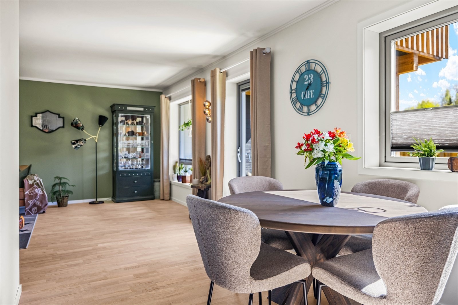 Det er plass til spisebord i tilknytning til kjøkkenet. Galleribilde