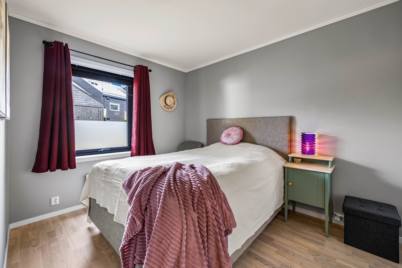 Romslig hovedsoverom med plass til dobbeltseng. Galleribilde