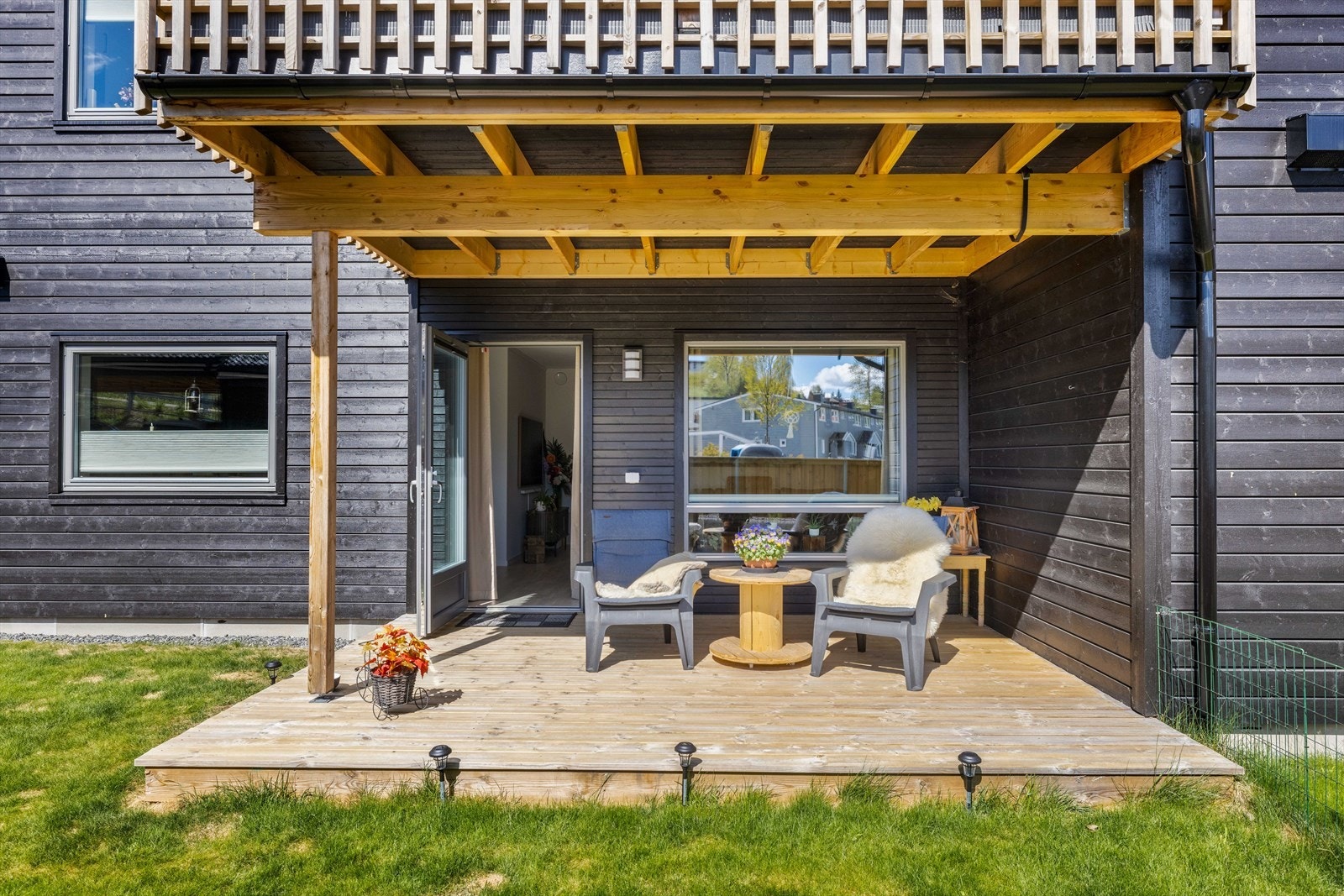 Overbygd terrasse vendt mot sør, på ca. 13 kvm. Galleribilde