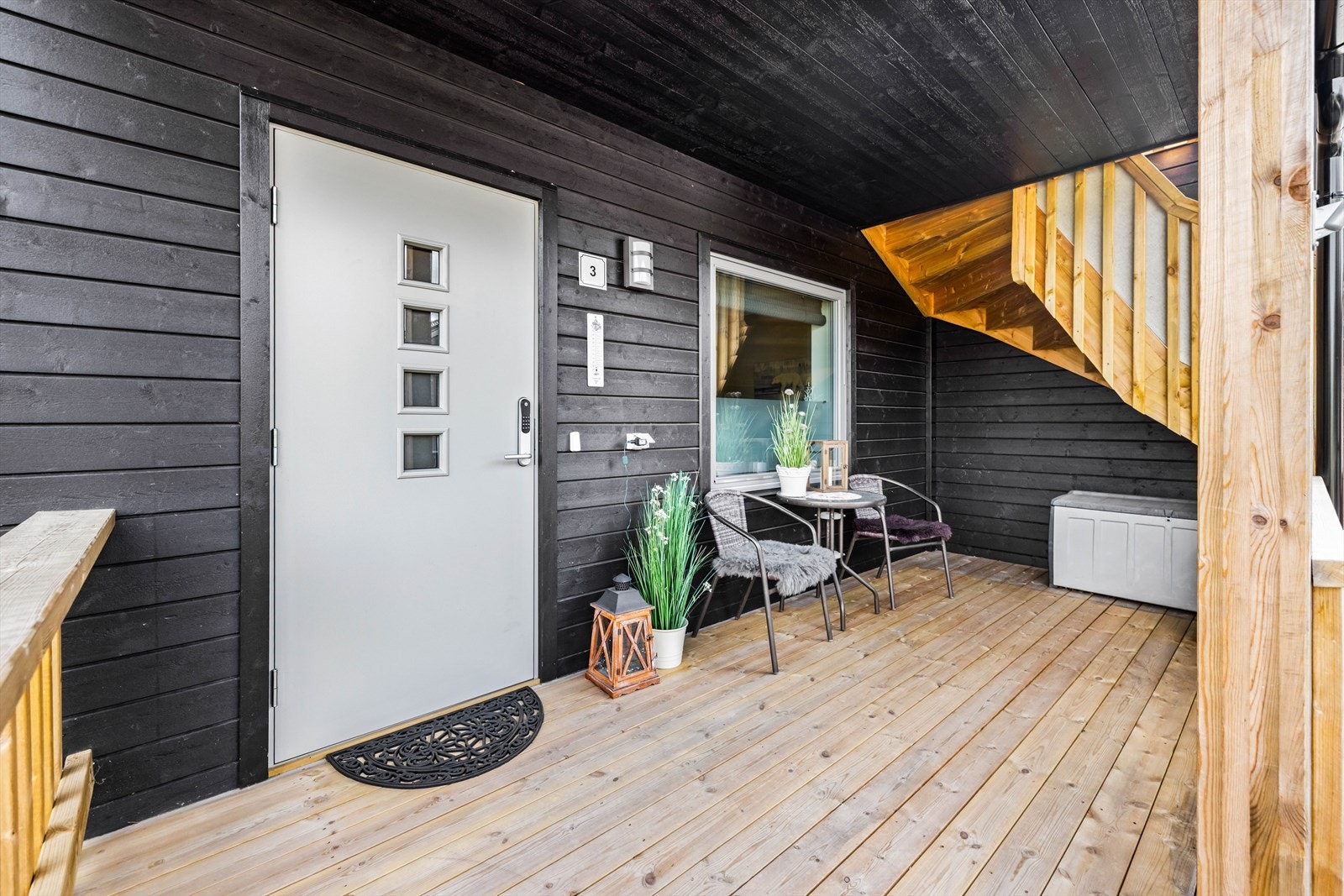 Det er installert praktisk kodelås på ytterdøren. Et hyggelig sted å komme hjem til! Galleribilde