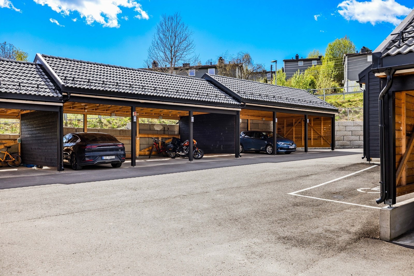 Det medfølger carport i felles rekke, rett ved inngangspartiet. Galleribilde