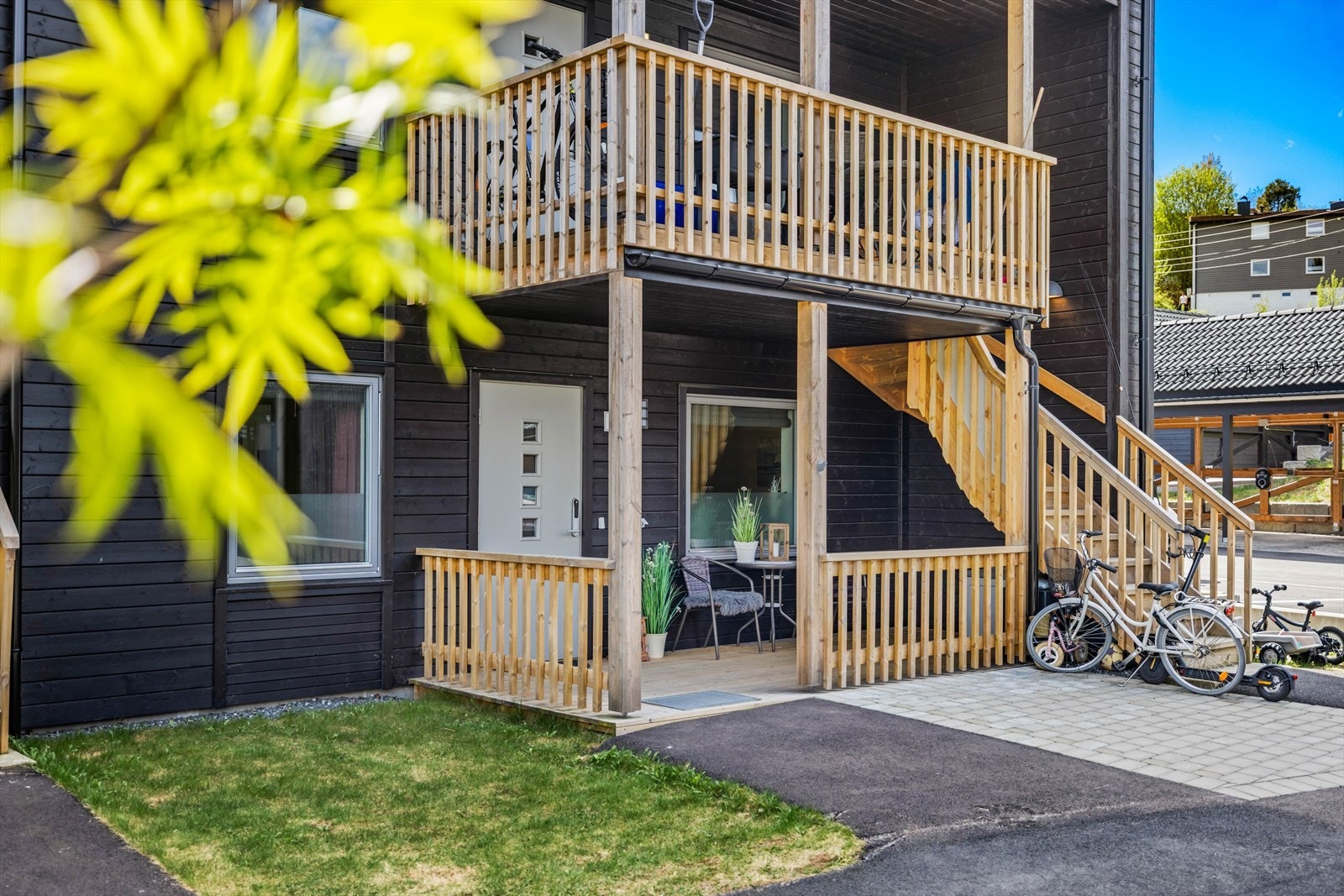 Overbygd og hyggelig inngangsparti med terrasse på ca. 10 kvm. Galleribilde
