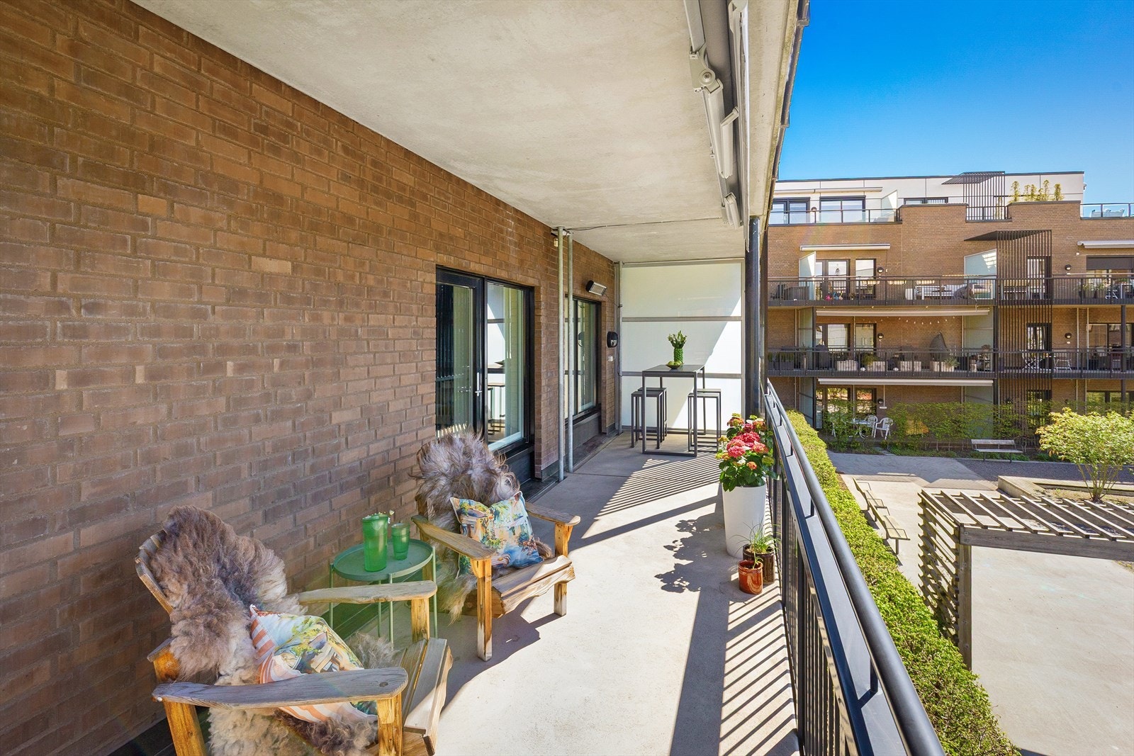Balkongen har plass for flere soner og vender i retning syd/vest og vest/nord Galleribilde
