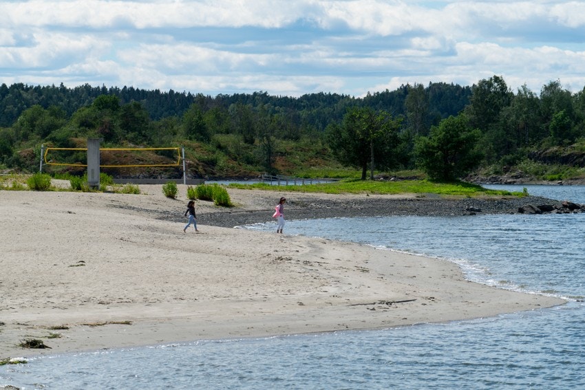 Hvite strender sommerstid og yrende folkeliv. Galleribilde