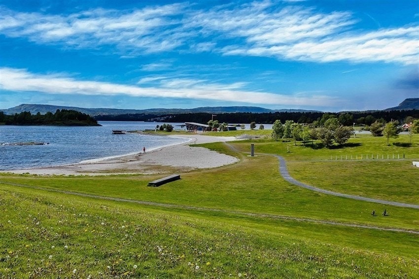 Storøya med badestrand og store grøntareal. Galleribilde
