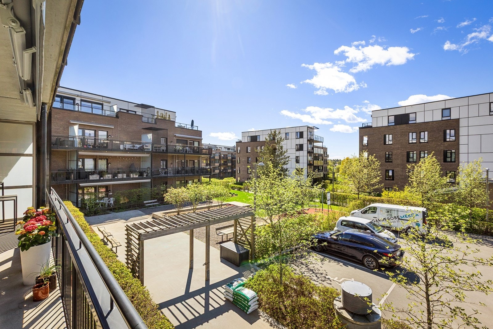 Stor langsgående vinkelbalkong på 51 kvm med sol fra ca 11-tiden og til sent på kveldstid. Galleribilde