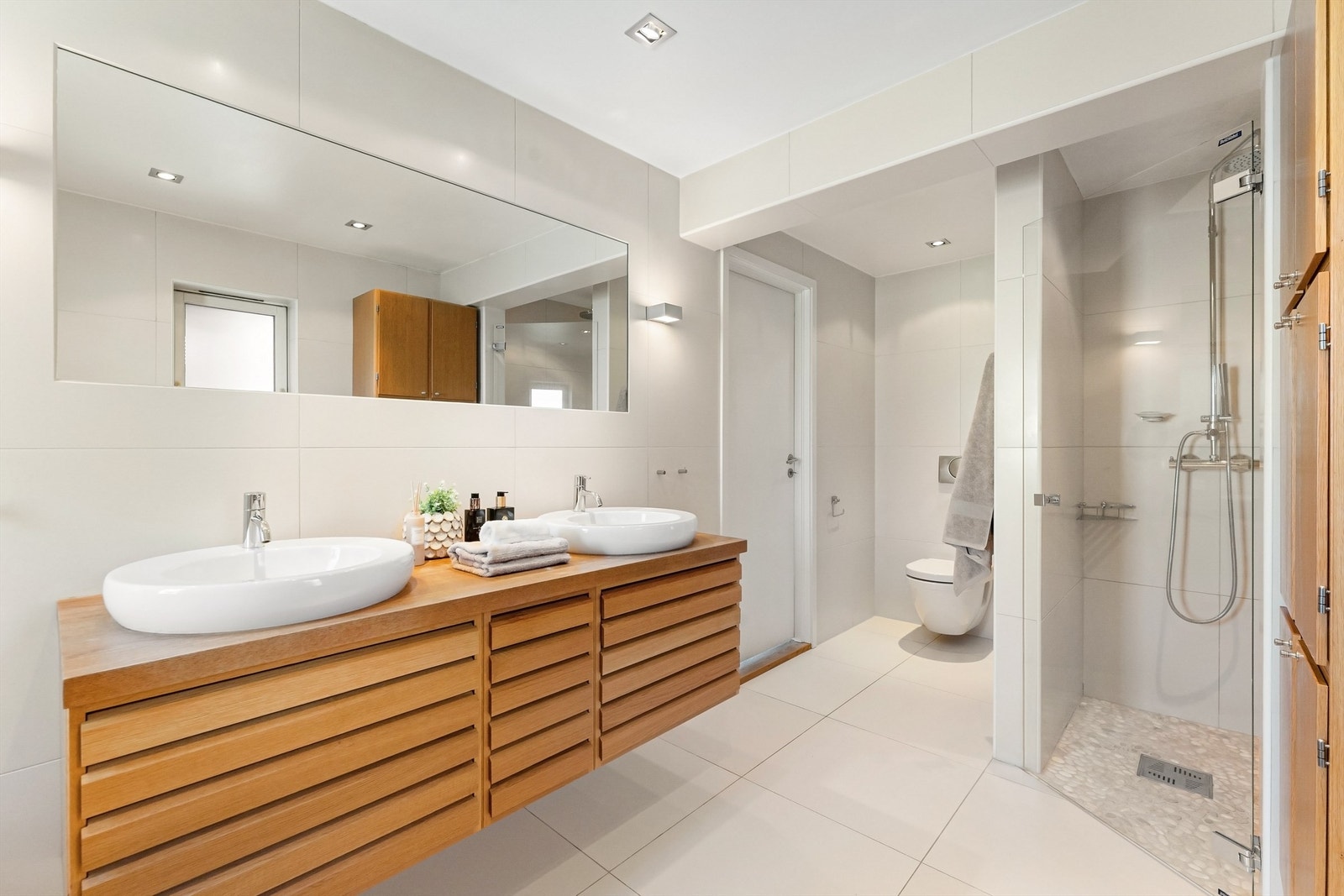 Badet har både dusj og badekar Galleribilde