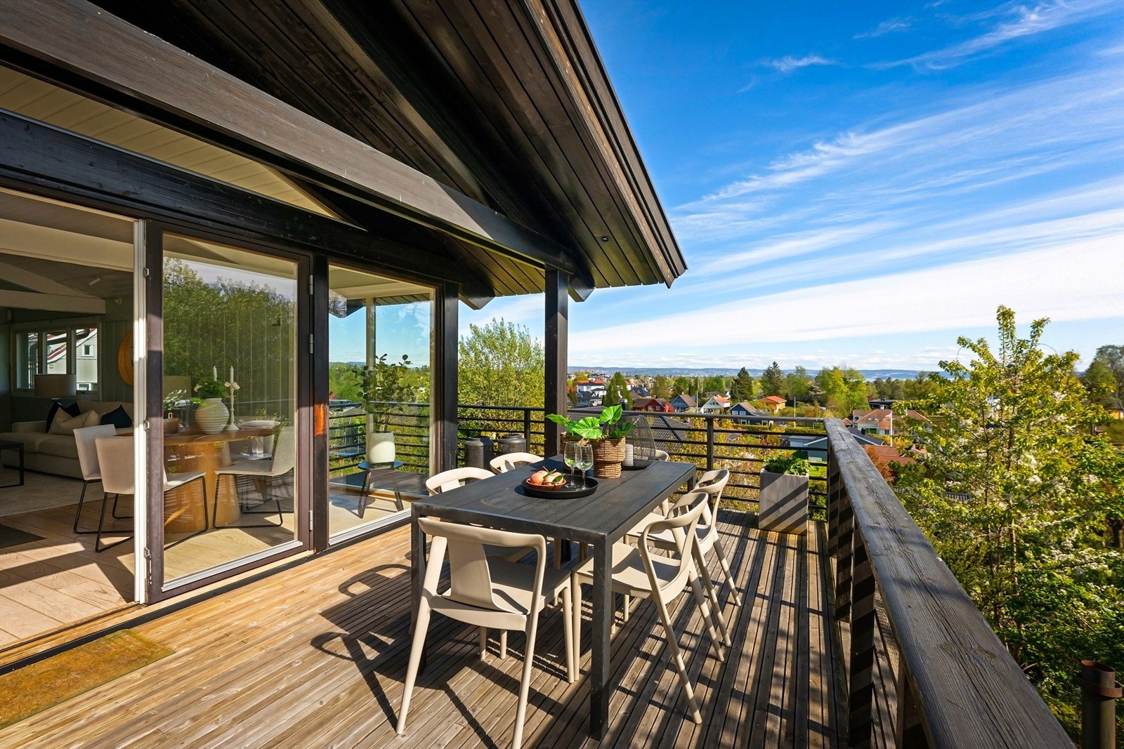 Ved 1. etasjen har du en stor terrasse på hele 54 kvm Galleribilde