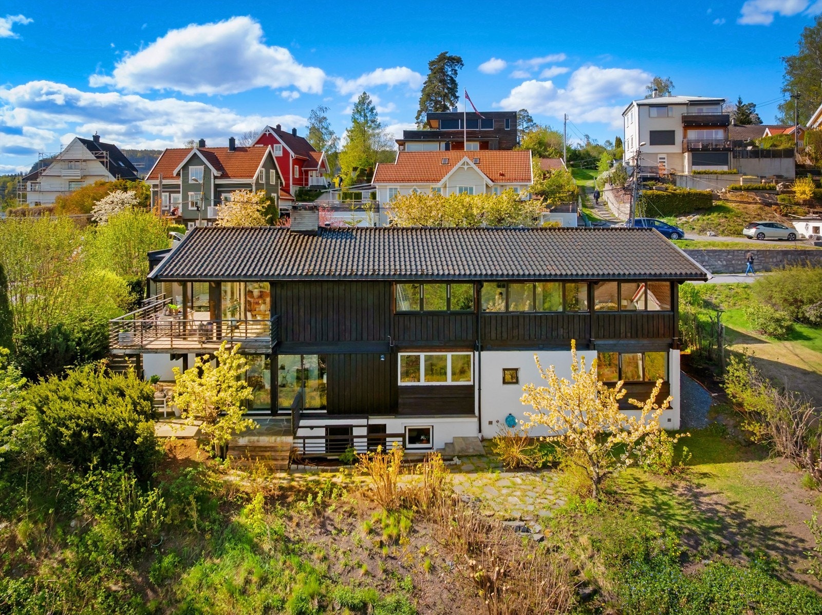 Eiendommen har en attraktiv beliggenhet i gangavstand fra Bekkestua sentrum Galleribilde