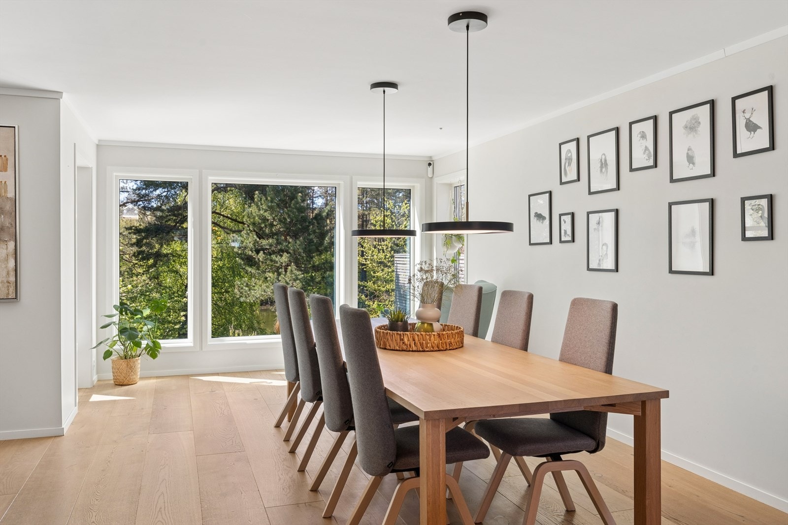 Spisestuen har god plass til langbord for større selskaper. Galleribilde
