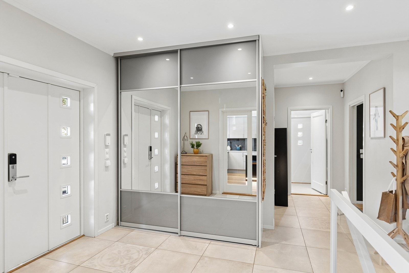 Skyvedørsgarderobe med speilfronter gir rikelig med oppbevaringsplass. Galleribilde