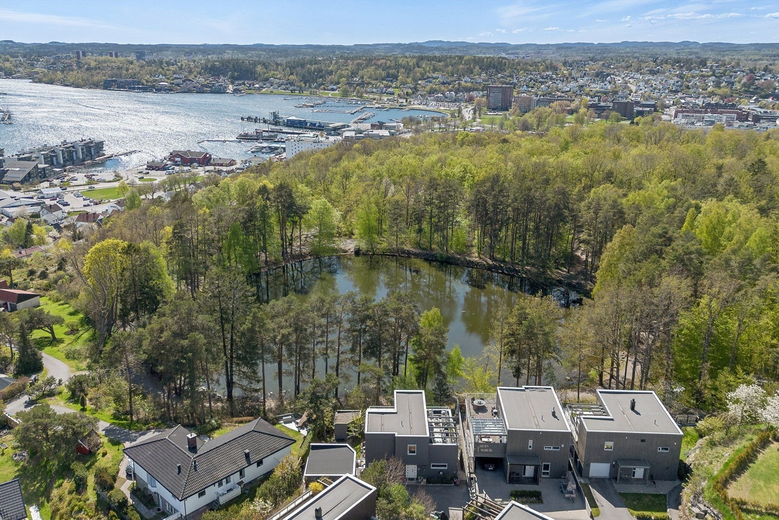 Kort vei til sentrum og brygga via egen snarvei gjennom skogen. En ideell kombinasjon av bynærhet, natur og bokomfort. Galleribilde