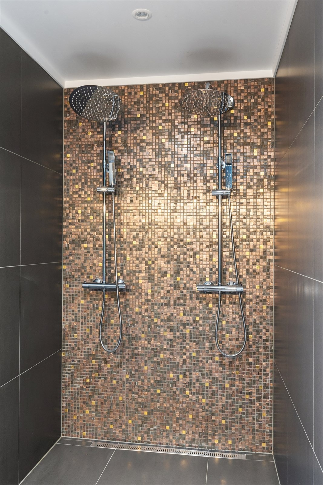 En romslig, dobbel dusjnisje med flislagte detaljer. Ekte spa-følelse hjemme! Galleribilde