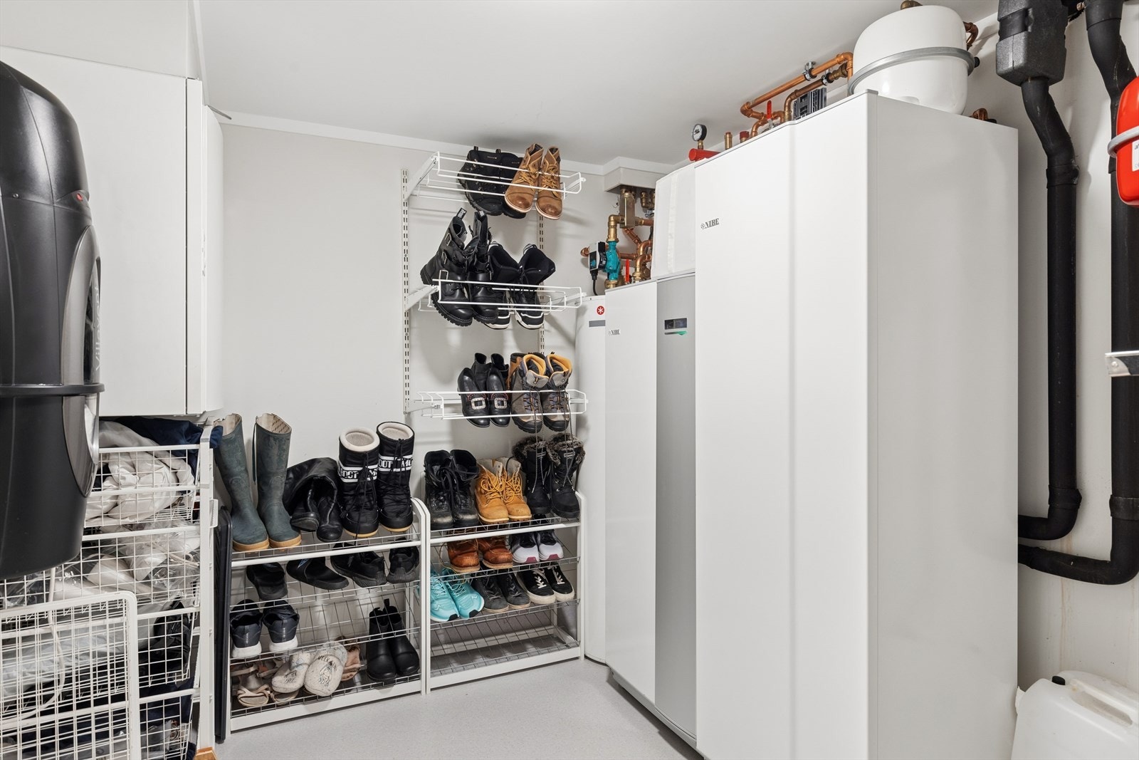 Teknisk rom. Nibe vann-til-vann varmepumpe for bergvarme og aggregat for balansert ventilasjon. Galleribilde