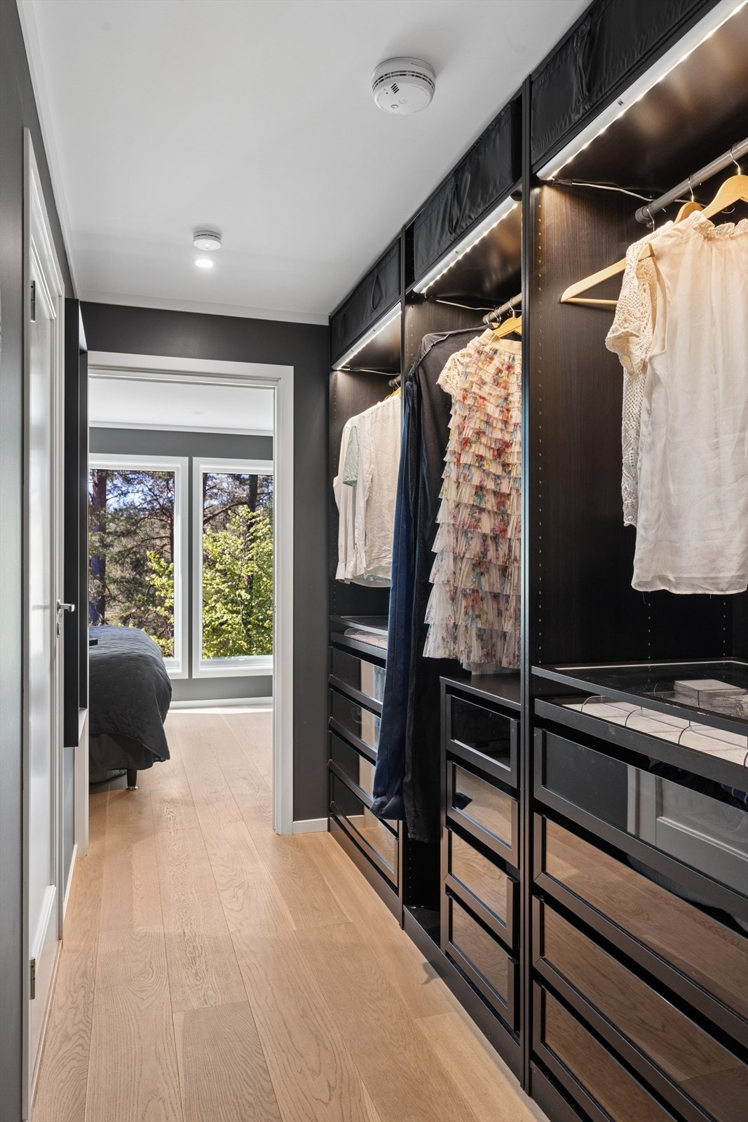 Praktisk walk-through-closet. Galleribilde